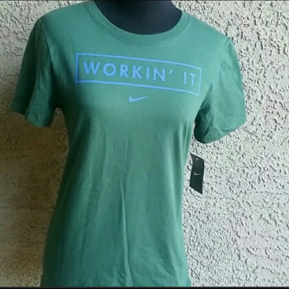 NWT’s Nike shirt xl runs small